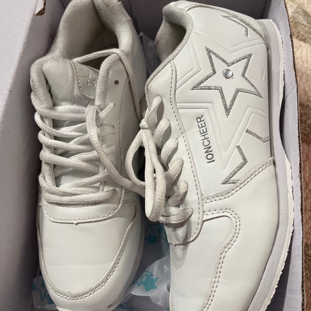 Kids cheer tennis shoe size 4